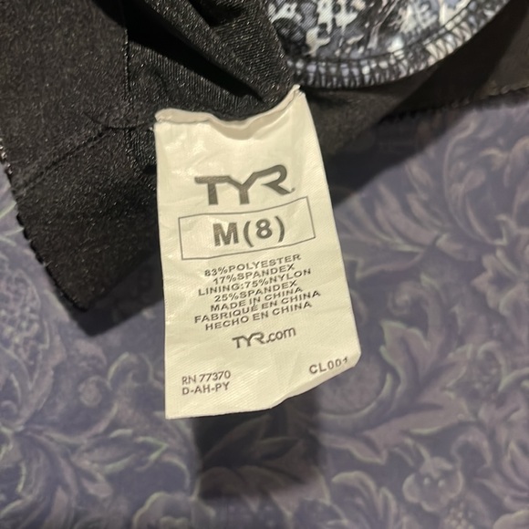TYR MEDIUM running/exercise top with built in bra. Almost brand new - Picture 3 of 3